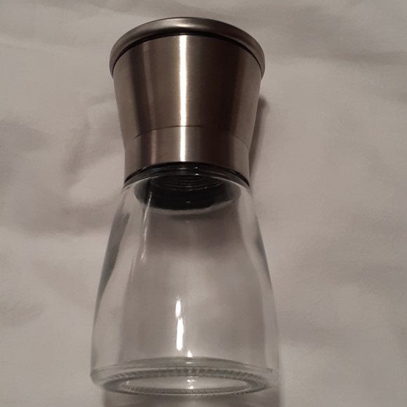 Stainless steel salt or pepper shaker - Picture 4 of 4